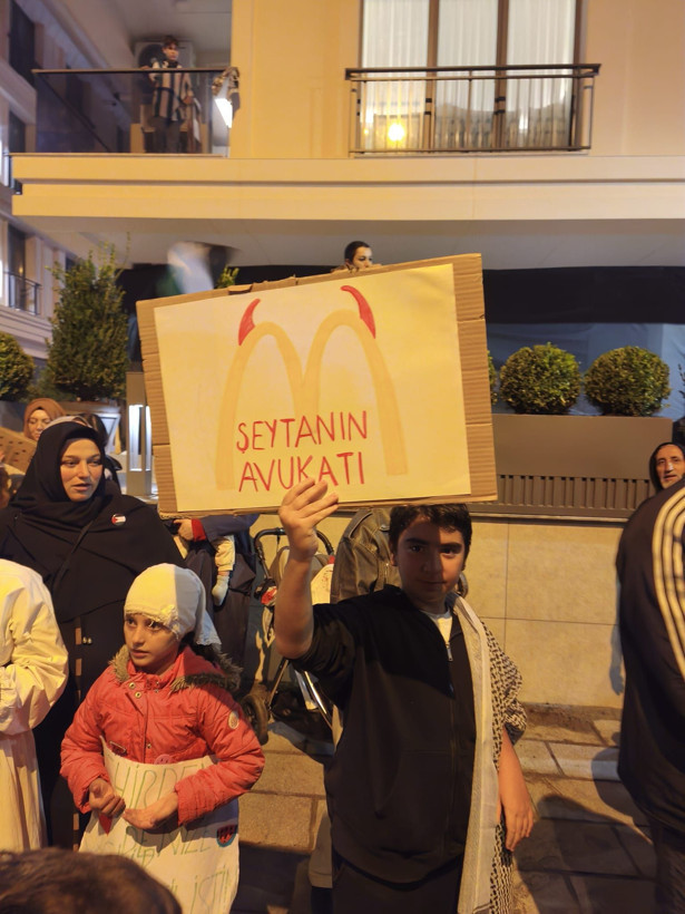 Üsküdar'da İsrail boykotu: McDonald's karşıtı protesto büyüyor - Resim: 6