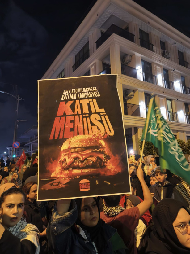 Üsküdar'da İsrail boykotu: McDonald's karşıtı protesto büyüyor - Resim: 4