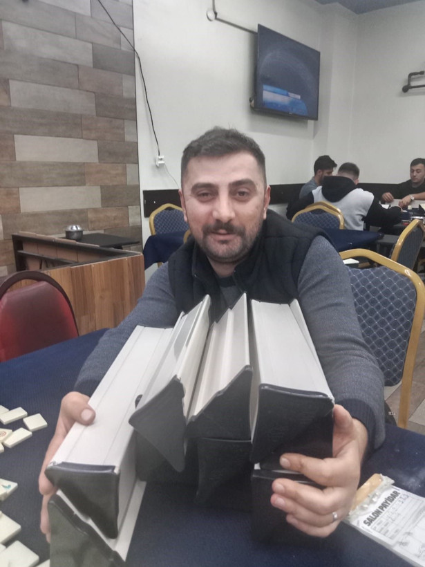 Sivas'ta okeyde 5 yıllık rekabet davul zurnalı kutlamayla son buldu - Resim: 1