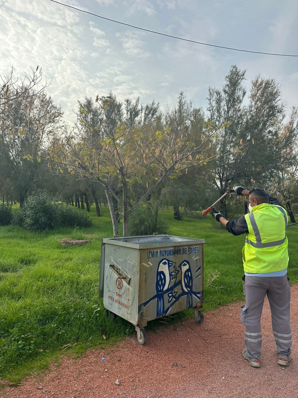 İzmir'de çöp krizi sinek istilasına dönüştü, şehir dört koldan ilaçlanıyor - Resim: 3