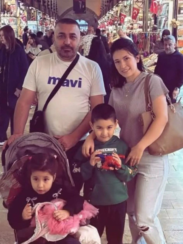 Gıda zehirlenmesi şüphesiyle ölen anne ile 2 çocuğu toprağa verildi - Resim: 1