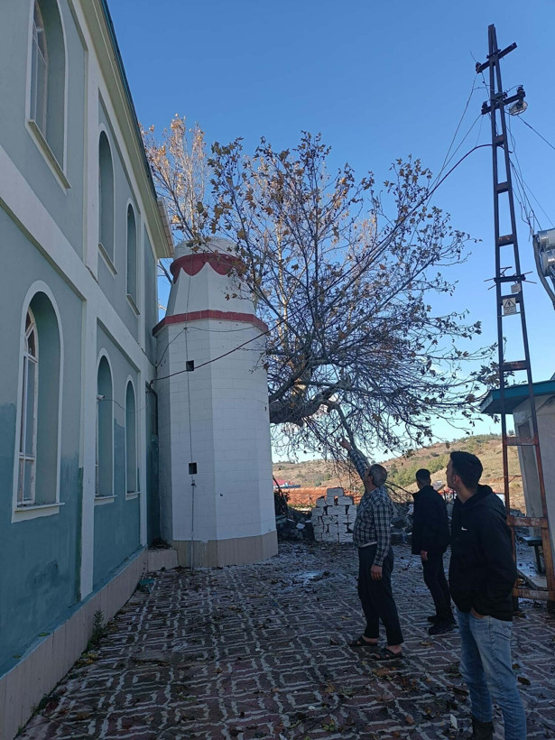 İzmir'de etkili olan sağanak hayatı felç etti: Dereler taştı, denizin rengi değişti, evleri su bastı - Resim: 10
