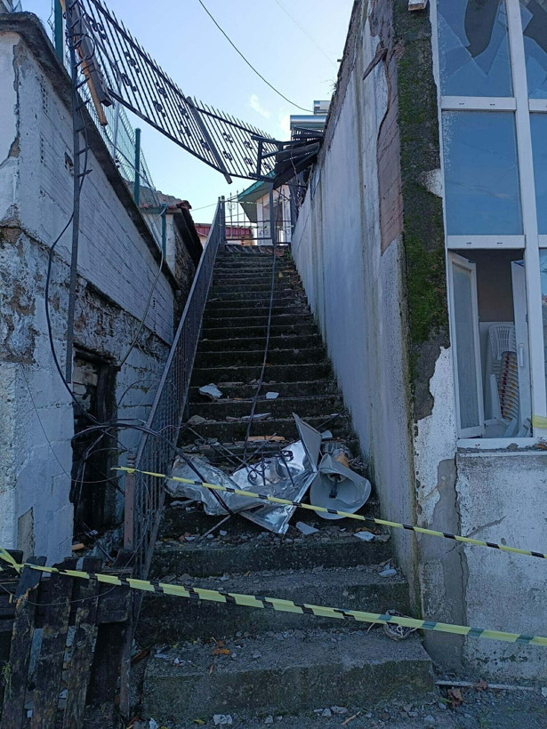 İzmir'de etkili olan sağanak hayatı felç etti: Dereler taştı, denizin rengi değişti, evleri su bastı - Resim: 18