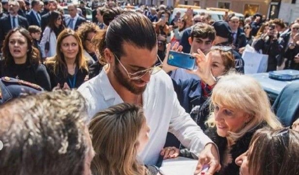 Can Yaman'a İtalya'da yoğun ilgi! Ünlü oyuncu yürümekte zorlandı, polis etten duvar ördü - Resim: 4