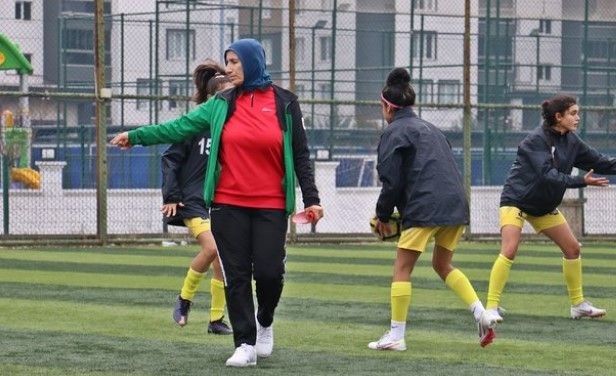 Azize Teyze 40'lı yaşların sonunda adım adım çocukluk hayaline kavuştu! 48 yaşında futbolcu, 54'te antrenör, 55'inde takımın başında - Resim: 12