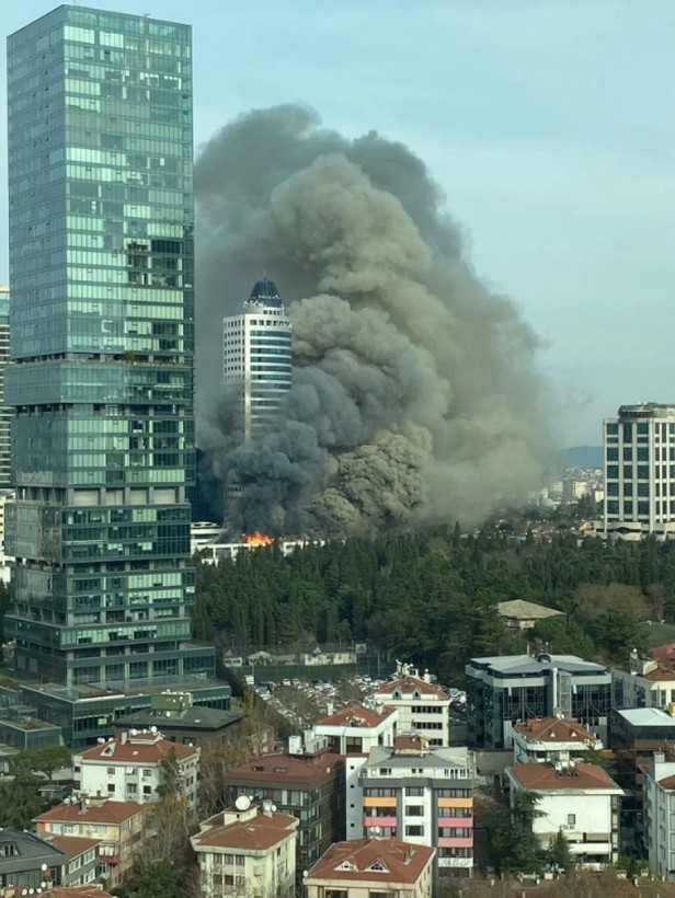İstanbul Levent'te bulunan Metrocity AVM'deki yangın Anadolu Yakası'ndan da görüldü - Resim: 18