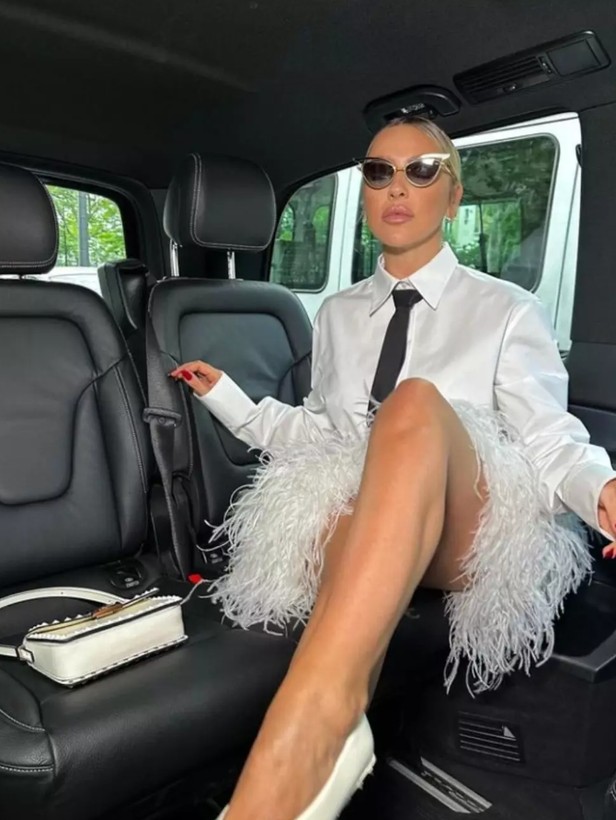 Güzelliği baş döndürüyor! Hadise kravatı ve mini eteğiyle poz verdi - Resim: 10
