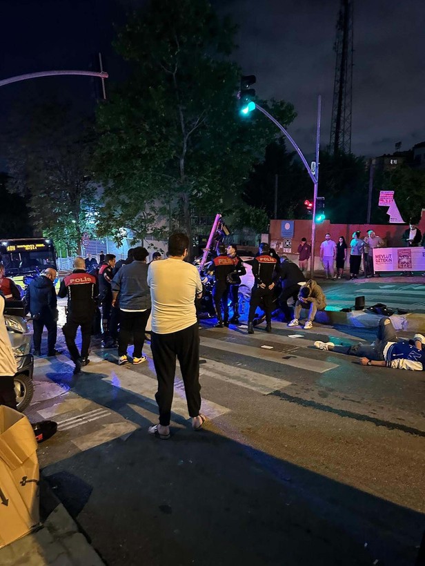 Kağıthane'de olaylı gece! Yunus polisi kovaladığı şüphelinin motosikletine sonra da direğe çarptı - Resim: 8