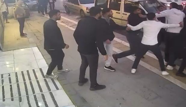 Esenyurt'ta 'Yan baktın' kavgası kamerada - Resim: 1