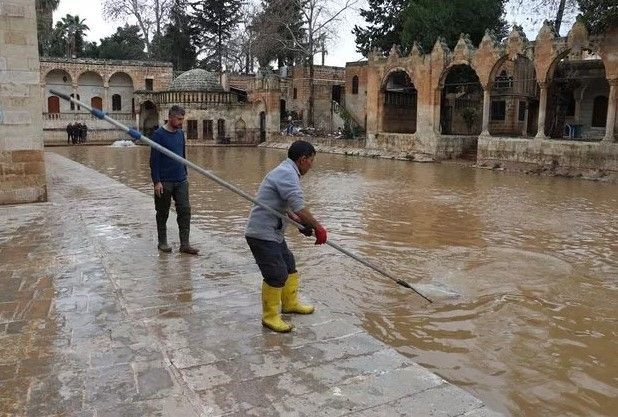 Balıklıgöl'deki balıklara ne oldu? 'Depremde de aynısı olmuştu' diyerek anlattı... Meğer oraya saklanıyorlarmış - Resim: 12