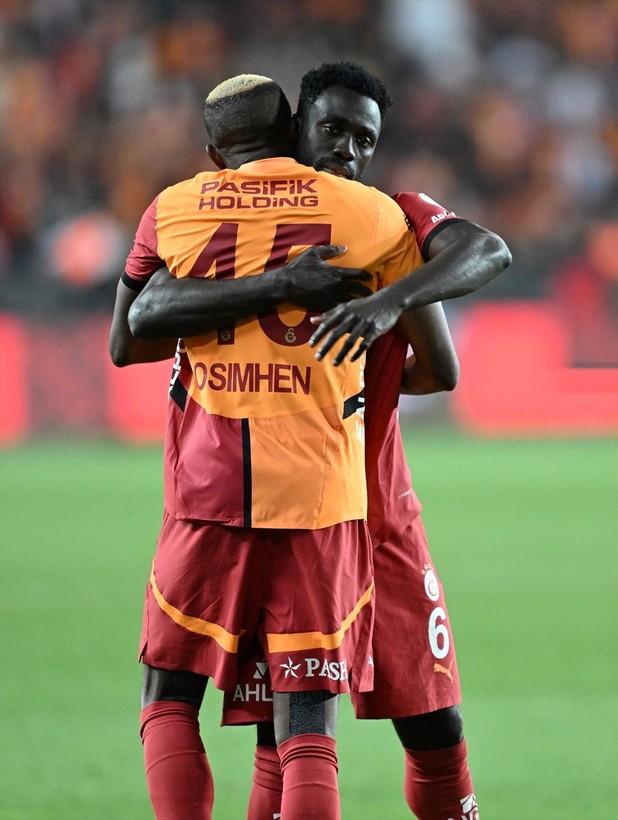 Galatasaray taraftarında büyük hazırlık! Victor Osimhen gitmesin diye harekete geçtiler - Resim: 9