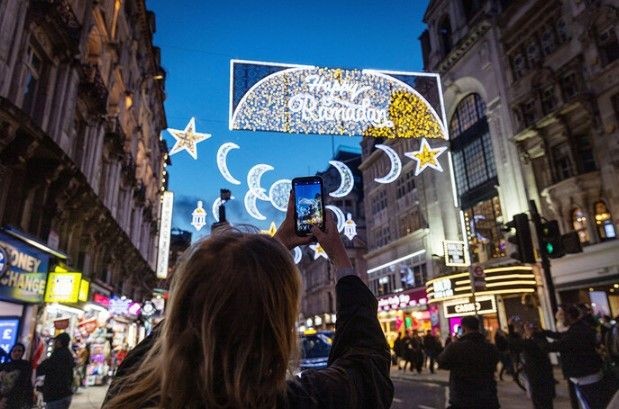 İngiliz medyası Londa'nın Piccadily Caddesi'ndeki Ramazan süslemelerini konuşuyor - Resim: 10