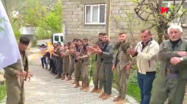 Hakkari'de HDP'li milletvekili adayları PKK'lı teröristler tarafından alkışlarla karşılandı! - Resim: 2