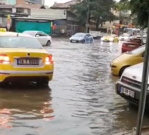 Sağanak yağmur Bursa'yı felç etti! Bursa sokaklarını sel vurdu - Resim: 7