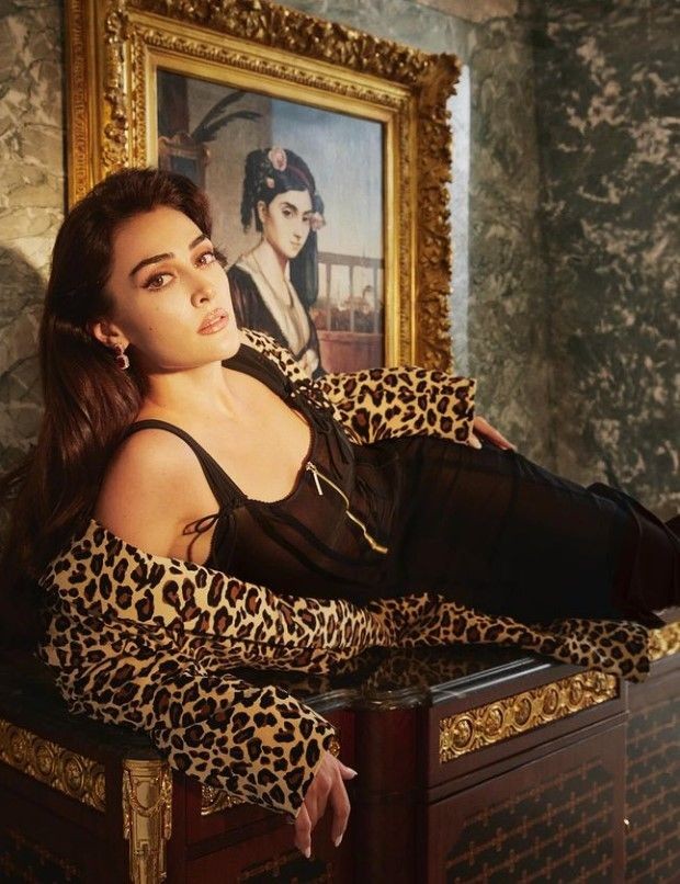 Esra Bilgiç'in otopark pozları nefes kesti! Takipçilerinden yorum yağdı: "Çok seksisin bebeğim🔥" - Resim: 1