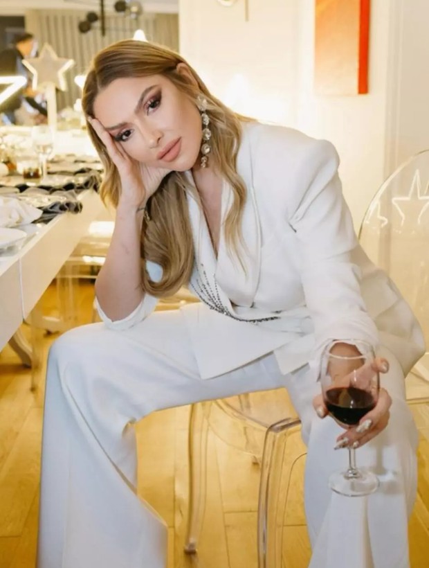 Hadise üstsüz pozlarını paylaştı! Yatak pozlarına beğeni yağdı - Resim: 3