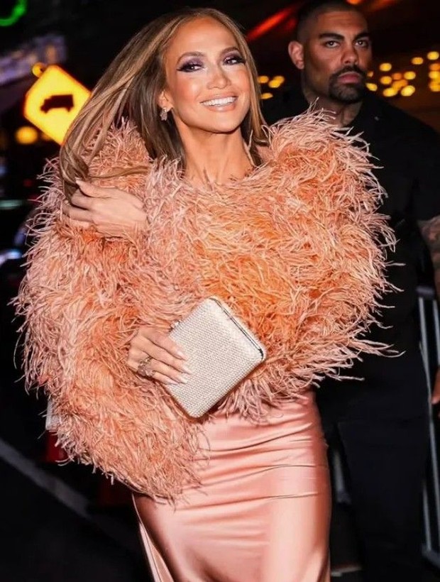 Jennifer Lopez kıyafetinin azizliğine uğradı! Elbisesi kayınca göğsü açıldı - Resim: 2