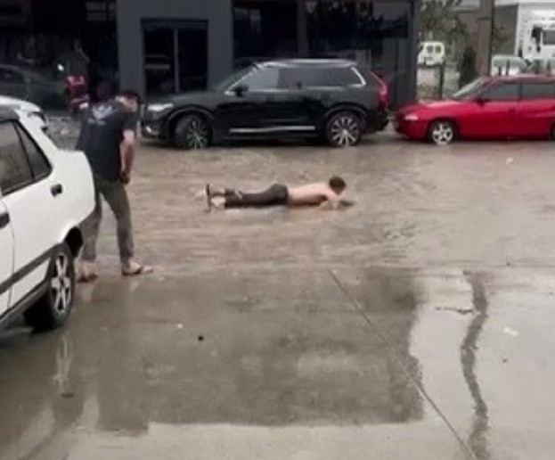 Sağanak yağmur Bursa'yı felç etti! Bursa sokaklarını sel vurdu - Resim: 5