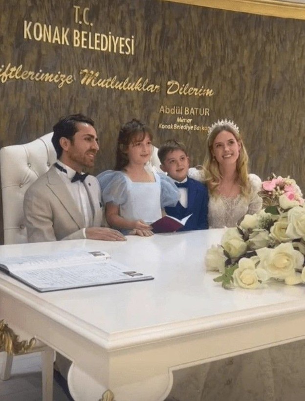 Öyle Bir Geçer Zaman Ki dizisinin Caroline'nı Wilma Elles evlendi - Resim: 4
