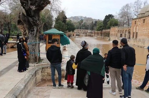 Balıklıgöl'deki balıklara ne oldu? 'Depremde de aynısı olmuştu' diyerek anlattı... Meğer oraya saklanıyorlarmış - Resim: 21