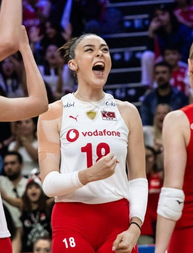 Kaptan Zehra Güneş'in Vegas çıkarması! Sütyen etek kombinine yorum yağdı - Resim: 3