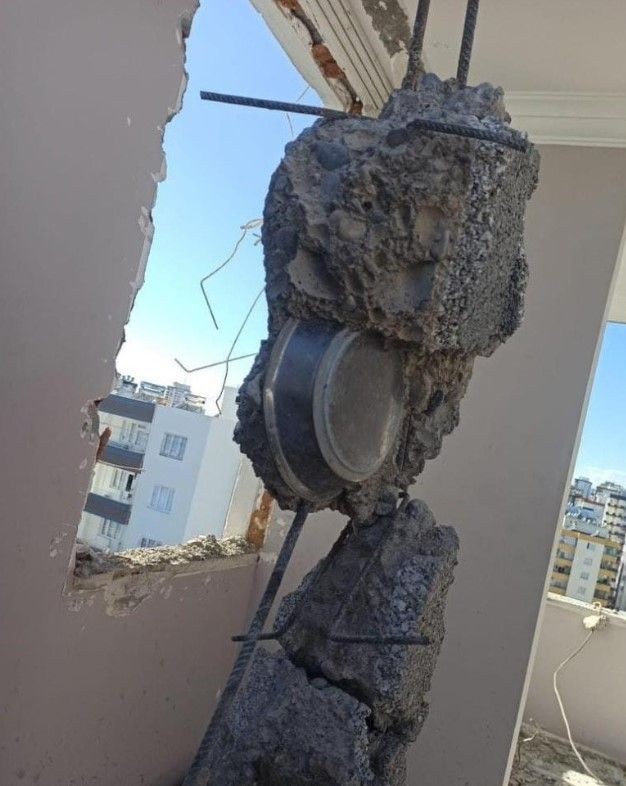 Adana'da ağır hasarlı binanın kolonundan menemen tepsisi çıktı - Resim: 13