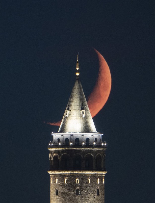 İstanbul'da kız kulesinin üzerinde oluşan hilal, görenleri büyüledi - Resim: 6