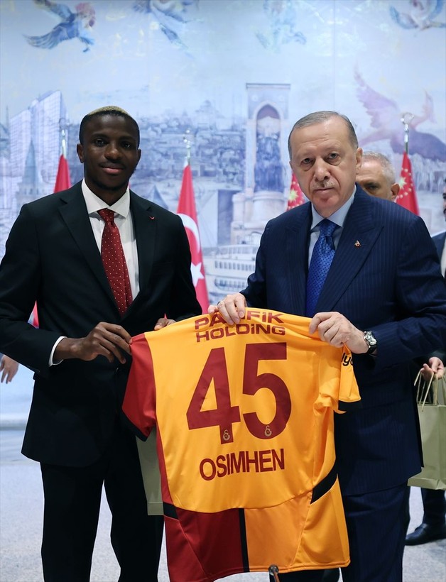 Cumhurbaşkanı Erdoğan Galatasaray'ı kabul etti! Osimhen, Barış Alper Yılmaz, Muslera... Formalarını hediye ettiler - Resim: 11