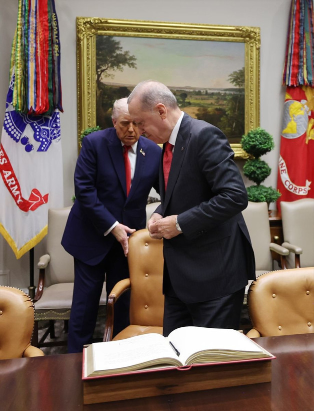 Beyaz Saray'daki zirveside yer alan şifreler! Trump'tan dikkat çeken rozet - Resim: 18