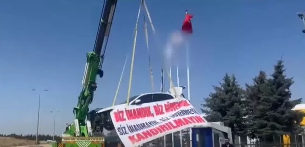 Aracını vinçle asarak protesto etti! Sıfır aldı 500 bin TL'lik masraf çıkartı - Resim: 3