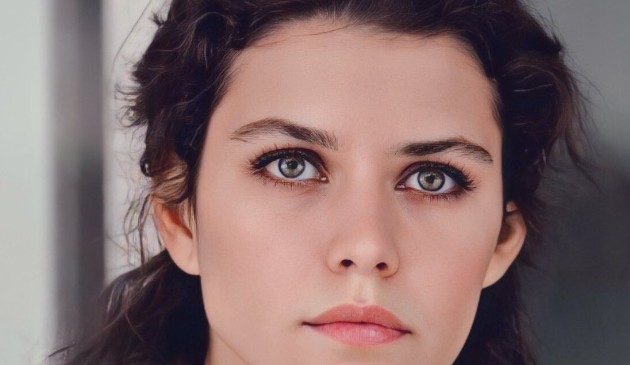 Güzel oyuncu Beren Saat koltuk değnekleriyle tatile çıktı! Ayağına atel takılan oyuncu zor anlar yaşadı - Resim: 3