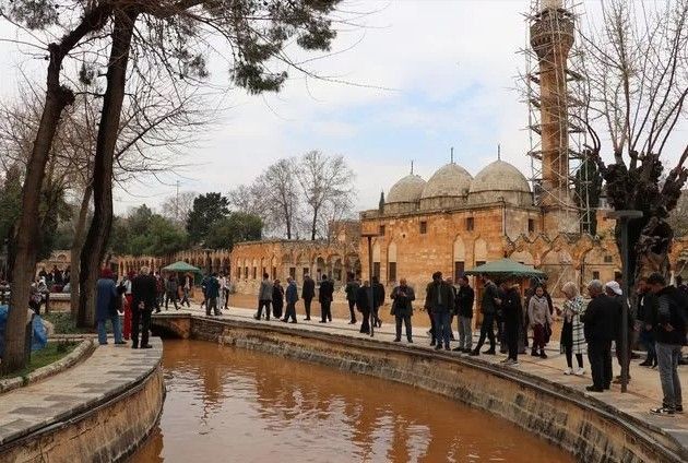 Balıklıgöl'deki balıklara ne oldu? 'Depremde de aynısı olmuştu' diyerek anlattı... Meğer oraya saklanıyorlarmış - Resim: 20