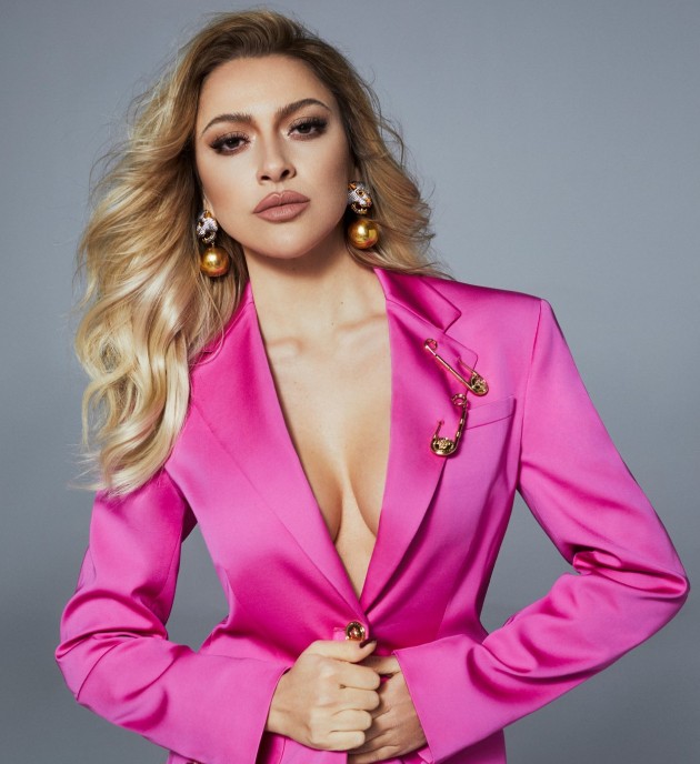 Süper minisiyle poz veren Hadise sere serpe uzandı - Resim: 5