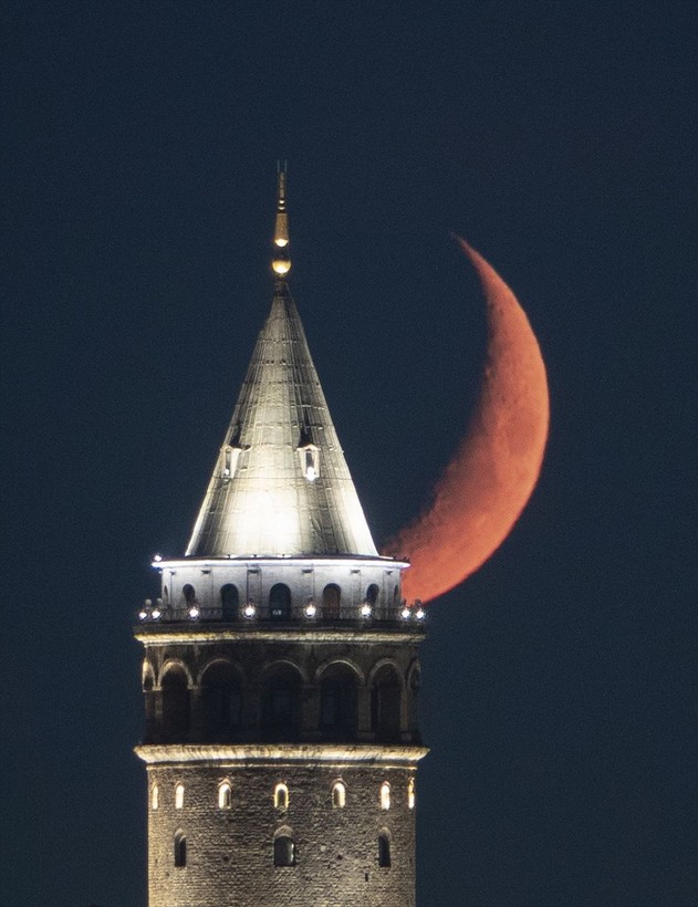 İstanbul'da kız kulesinin üzerinde oluşan hilal, görenleri büyüledi - Resim: 10