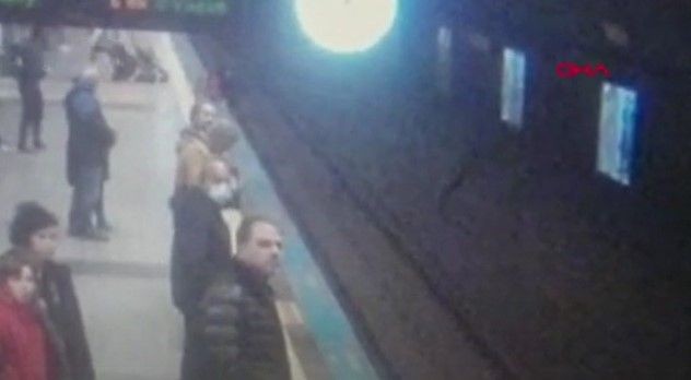 Üniversiteli genç kız Maltepe'de metro raylarına atladı, vatandaşlar büyük korku yaşadı! O anlar kamerada - Resim: 10