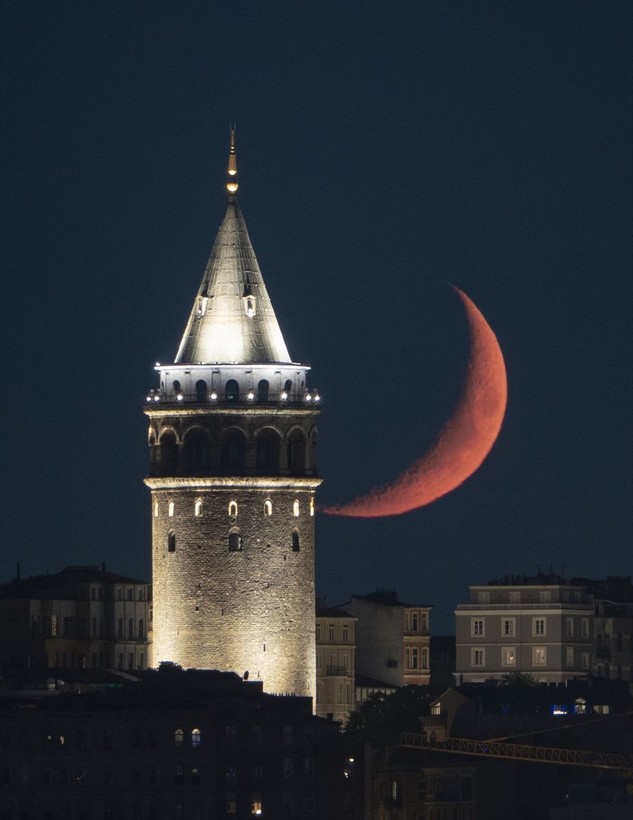 İstanbul'da kız kulesinin üzerinde oluşan hilal, görenleri büyüledi - Resim: 8