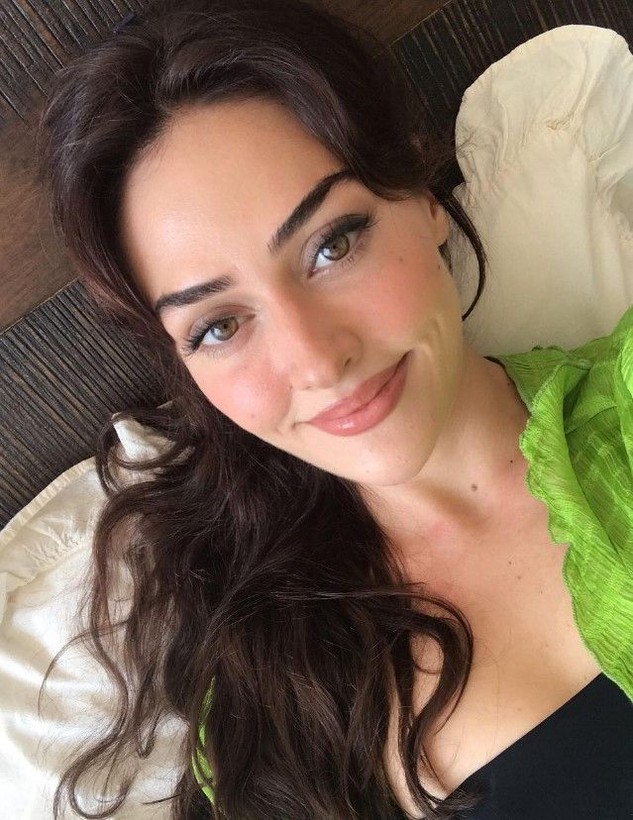 Esra Bilgiç'in otopark pozları nefes kesti! Takipçilerinden yorum yağdı: "Çok seksisin bebeğim🔥" - Resim: 2
