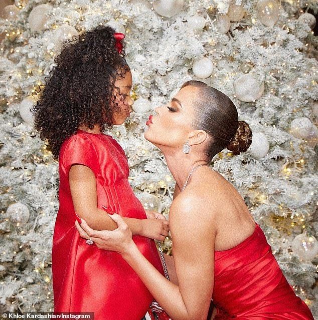 Kardashian, oğlu ve kızıyla Noel pozunu paylaştı - Resim: 3