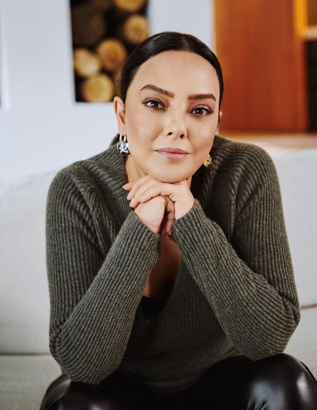 Minik Ebru Gündeş'e bir bakın! Ünlü şarkıcı Ebru Gündeş çocukluğunu 'Hiç değişmediğim doğrudur' notuyla paylaştı, sosyal medyayı yıktı geçti - Resim: 5