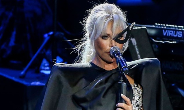 Ajda Pekkan Bodrum'da sahne aldı! Kostümü olay oldu... "Makrome saksı giyinmiş gibi" - Resim: 5