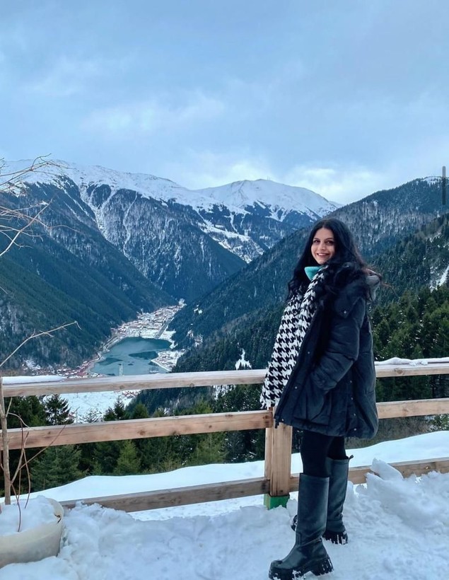 Trabzon'da 7 katlı binanın çatı katından atlayan anaokulu öğretmeni toprağa verildi - Resim: 3
