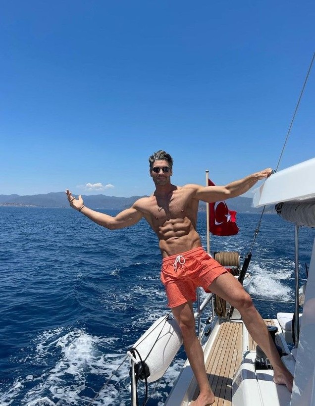 Ruhun Duymaz'ın Onur'u Şükrü Özyıldız role kendini kaptırdı! Şükrü Özyıldız'ın Galata'da kapkaççıyı yakaladığı anlar kamerada! - Resim: 12