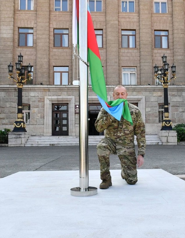 İlham Aliyev, işgalcilerin başkent olarak gördüğü Hankendi'de Azerbaycan bayrağını göndere çekti - Resim: 6