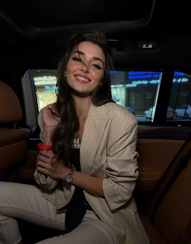 Hande Erçel'in Arabistan pozlarına beğeni yağdı! Güzelliğinin bedeli belli oldu - Resim: 8
