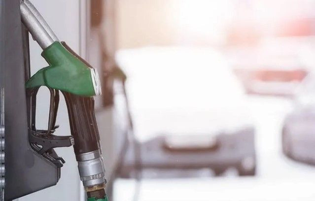 Benzine zam! 1 TL 12 kuruşluk zam gece yarısı itibariyle pompaya yansıyacak - Resim: 2
