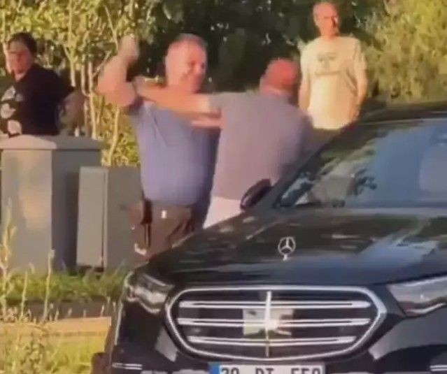 Denizli'de trafik karıştı! Polis ile iş insanının yumruk yumruğa kavgası kamerada: Vurmak ne demek ya? - Resim: 2