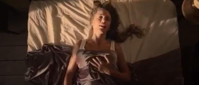 Serenay Sarıkaya'nın Şahmaran dizisinde yılanla kendisini tatmin ettiği görüntüler olay oldu! Yorganın altından Burak Deniz çıktı - Resim: 5