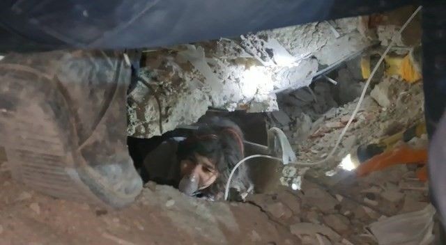 Depremin vurduğu 10 ilde arama kurtarma çalışmaları devam ederken sevindiren haberler geliyor - Resim: 1