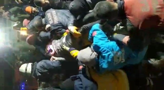 Depremin vurduğu 10 ilde arama kurtarma çalışmaları devam ederken sevindiren haberler geliyor - Resim: 2