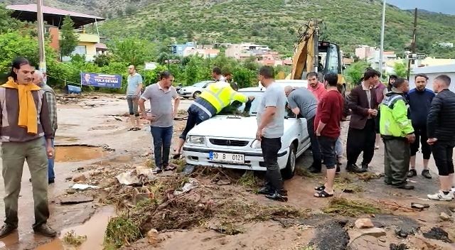 Adana'da sağanak: dereler taştı, yollar göle döndü - Resim: 1